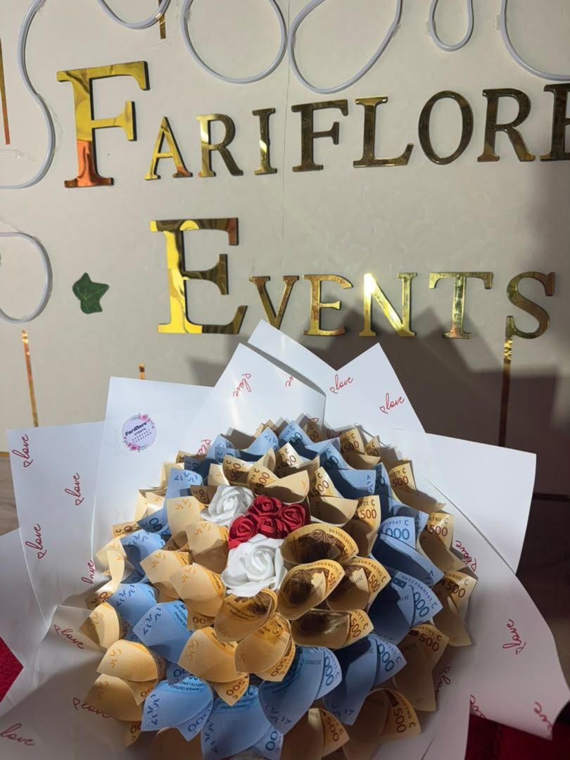 Bouquet de billets bleus et dorés avec roses blanches et rouges