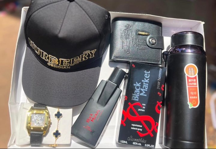 Coffret cadeau avec casquette, portefeuille, parfum, montre, bracelet et thermos