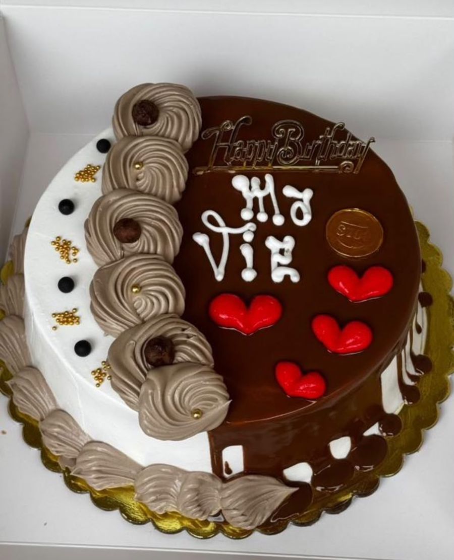 Gâteau chocolat et crème blanche avec cœurs rouges