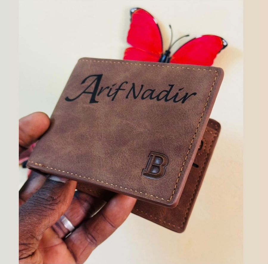 Portefeuille en cuir avec nom gravé et papillon rouge